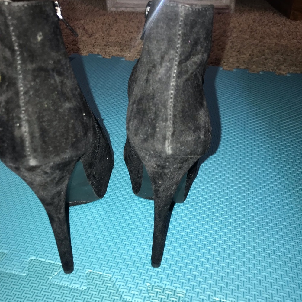 Cute Toe-Out Booties! - Picture 3 of 7